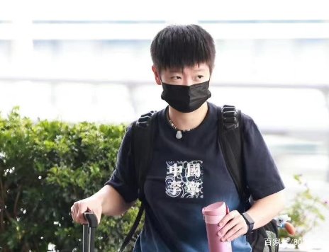 孙颖莎在机场被粉丝围堵,她的人气有多高?