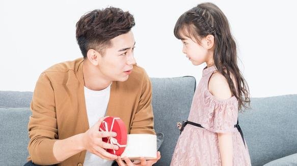 单身父亲应该如何教育青春期的女儿呢？