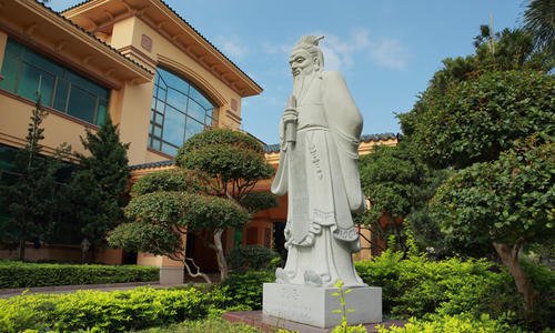 一高校的孔子像前被摆上健胃消食片,同学此举有何深意?