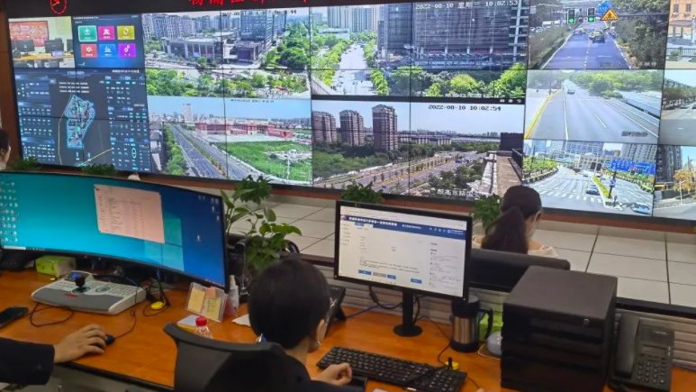 厉害了！上海无人机精准定位未扫场所码人员，还有哪些强大功能？