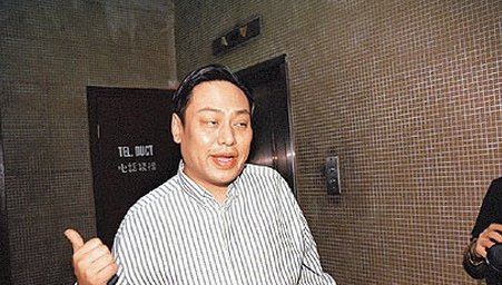 27岁身价超10亿，曾50万一月包养袁咏仪，破产后猝死街头，他是谁？