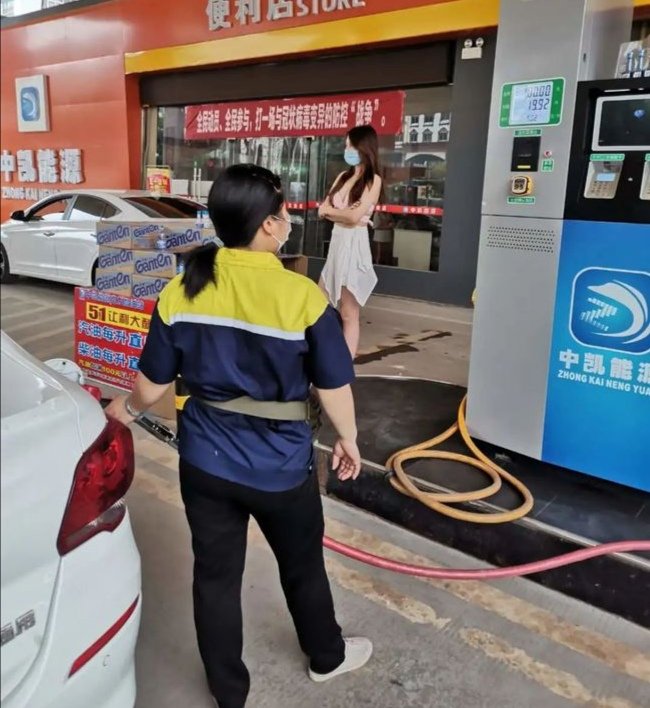 广西加油站雇泳装女模特引发热议，该活动存在什么问题？