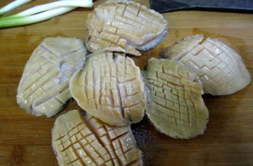 鲍鱼主要吃它的哪个部位?