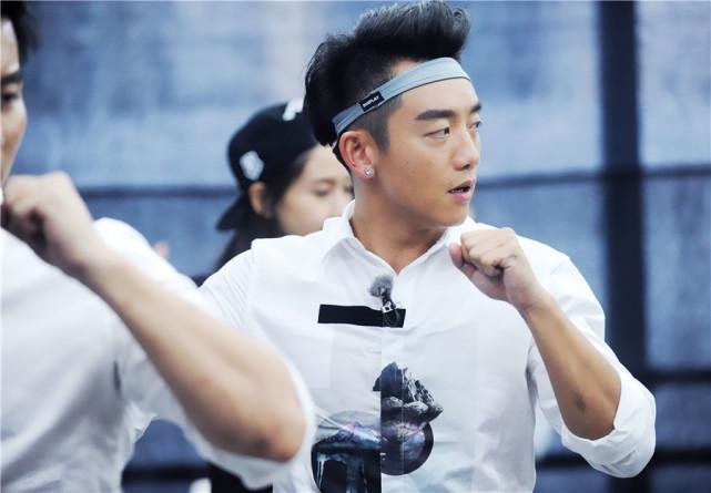 乘客坐公交车偶遇郑恺，你坐公交车遇到明星会怎么做？