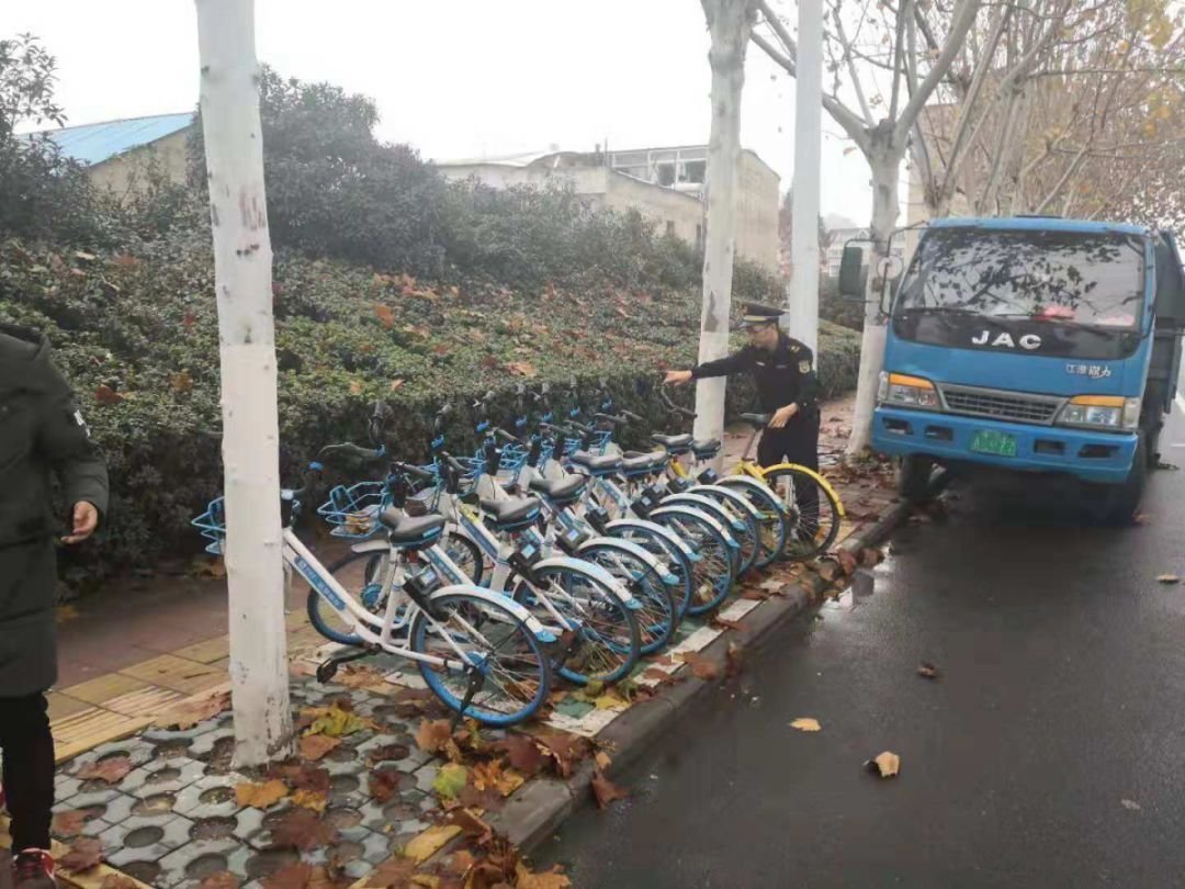 男子马路中间锁住共享单车转身追公交，他的行为暴露了哪些素质问题呢？