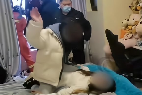 安徽女子轻生被闺蜜教训，背后真实原因为何让人感动？