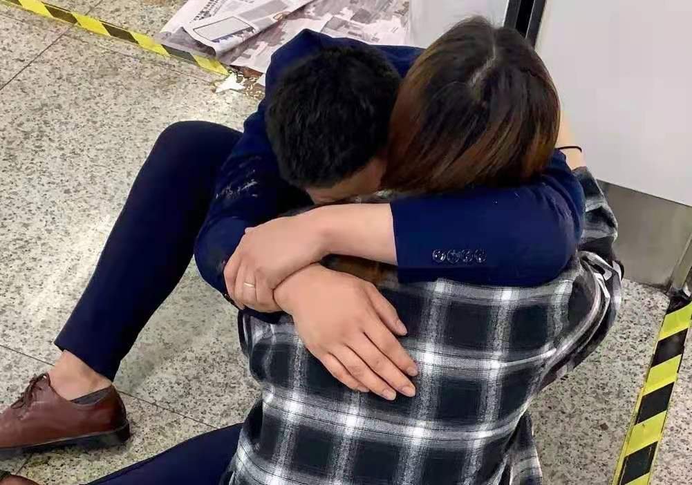 河南一女子被变相降薪进门就哭,成年人的崩溃有多容易?