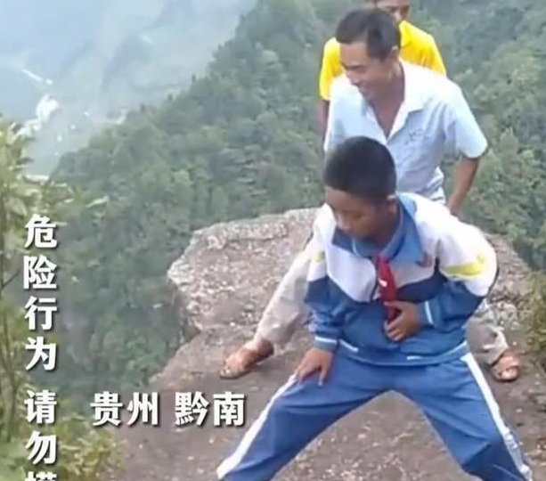 4人悬崖边脚踩巨石用力摇晃，他们真的意识不到危险吗？