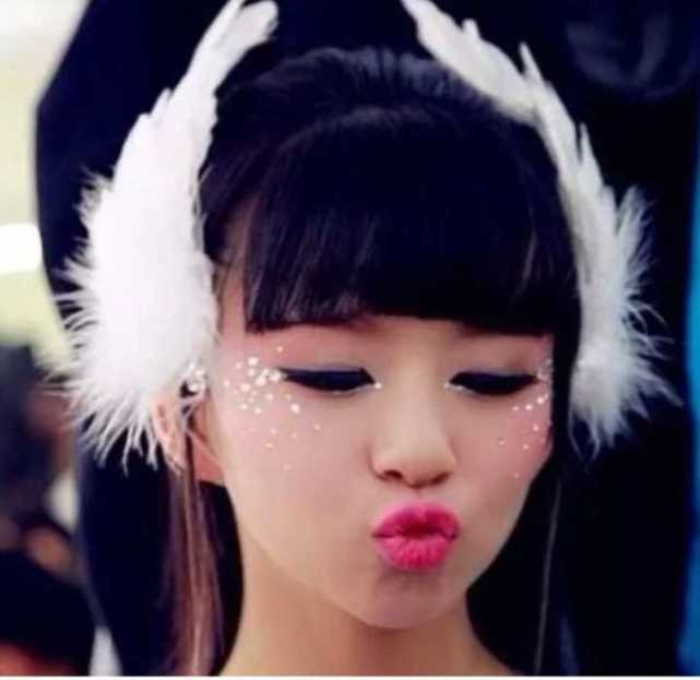 迟到走光,下身失守,有杨丽萍撑腰的小彩旗是怎样从