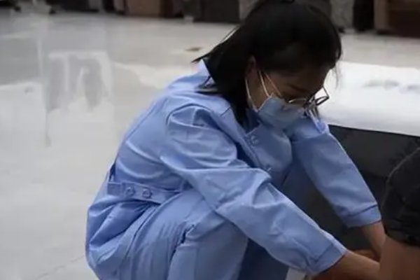 211高校女硕士二次择业选修脚，她为何会选择这一职业？