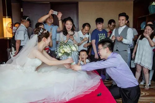 朋友结婚,河北一男子随3000枚硬币装满一盆,现场亲朋有何反应?