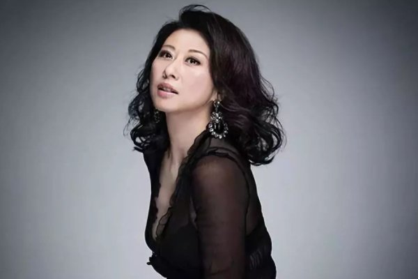 叶倩文与4位港姐聚会，大方展示满头白发，她的状态是怎样的？