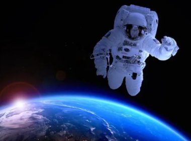 王亚平在太空拧湿毛巾居然会获得一副水膜手套，毛巾中的水为何会一反常态？