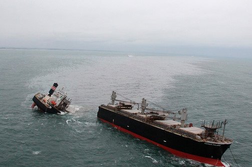 据报道，200米长货船在日本近海触礁，这起事故造成了多大的损失？