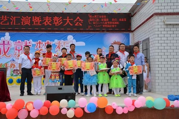 如何看待一中学请优秀学生吃牛排的行为，这对其他学生来说公平吗?