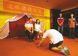 00后女孩磕头跪拜90后师父引争议，应该磕头拜师吗？