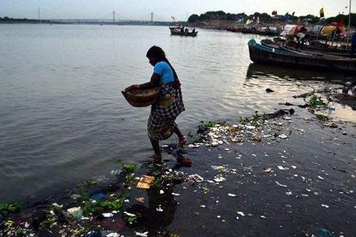 相信河水能洗清病毒，数万印度人跳进恒河沐浴，这个场面有多“吓人”?