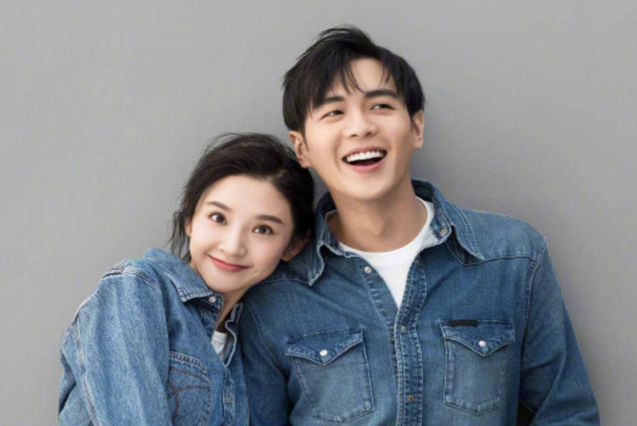 唐艺昕一家三口出行被拍,张若昀抱孩子姿势熟练夫妻挽手好亲密，你怎么看?