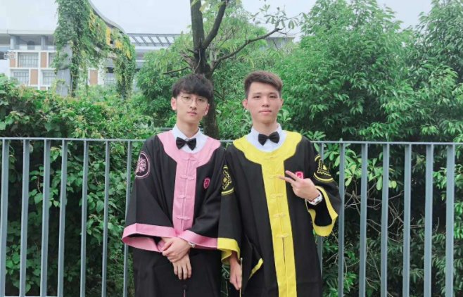 毕业季来临,哪些学校独家定制的学位服很有特色呢?你喜欢哪个学校的?