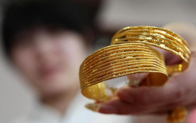 宝妈花4千给娃买金手镯，被闺蜜用10几元假货换走，此事涉及了哪些法律？