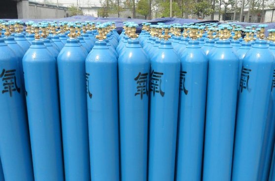 氧气告急，巴西民众排队领购氧气，当地为何会缺乏氧气呢？