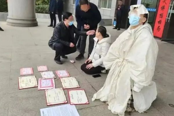 周口报业集团一员工坠楼事件引发关注，涉事企业在此事中有哪些法律责任？
