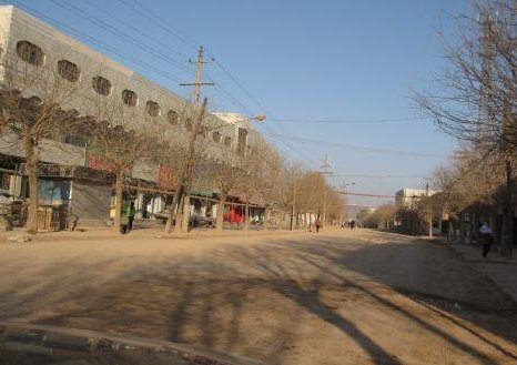 尘土纷嚣的造句和解释是什么？