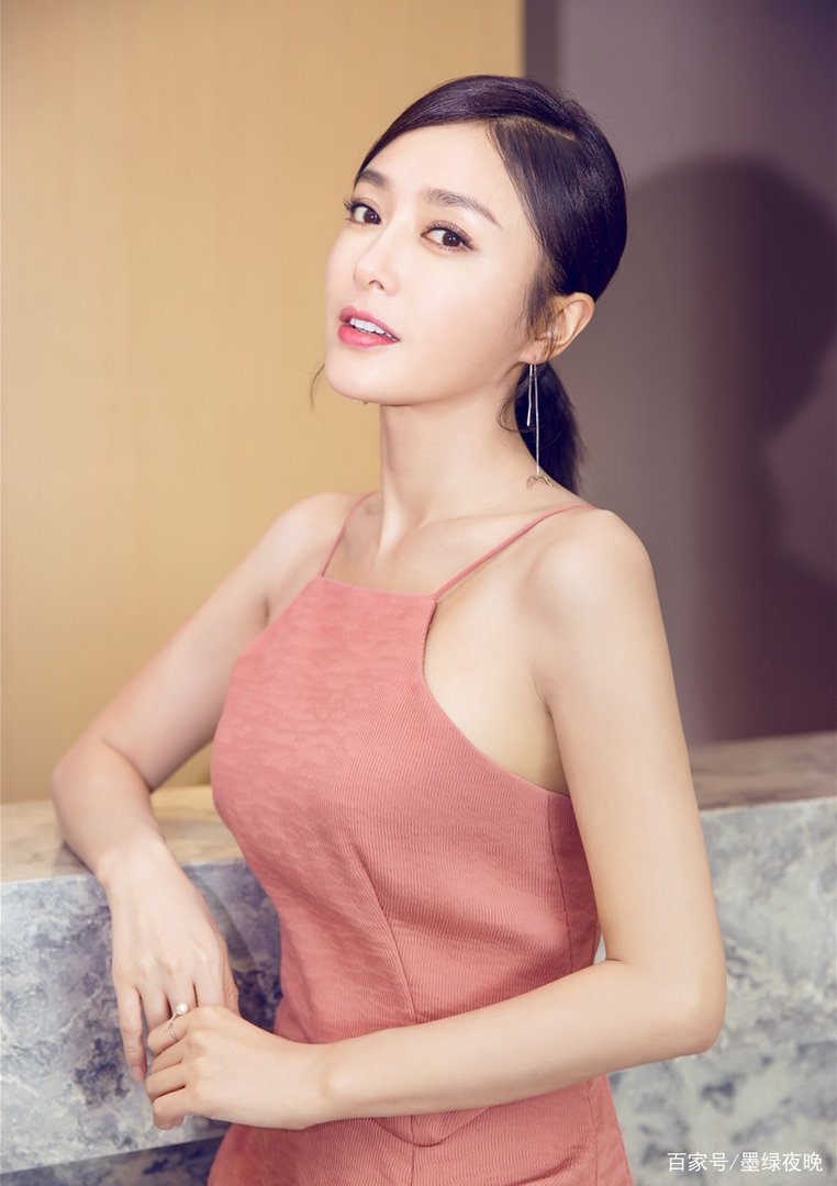 秦岚说作为女艺人需自律，这是为什么？