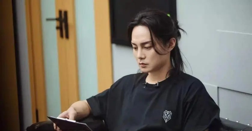 陈都灵正面回应与尹正恋情，哪些信息值得关注？