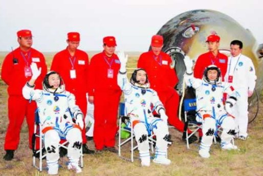 2008年神舟七号发射升空谁首次进行了太空行走