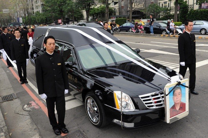 亚洲黑道教父，为何去世时万人吊唁，轰动了整个亚洲