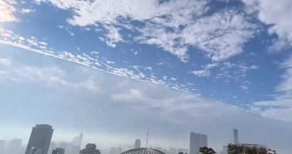 厦门天空出现罕见一线天，这一景象是如何形成的？