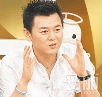 张帝做客综艺大哥大演唱《毛毛歌》时台下有个男嘉宾是谁，见下面图片