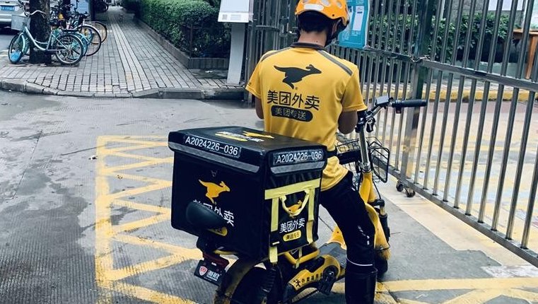 美团外卖和饿了么接连宣布降佣金，商家压力释放了，那么骑手呢？