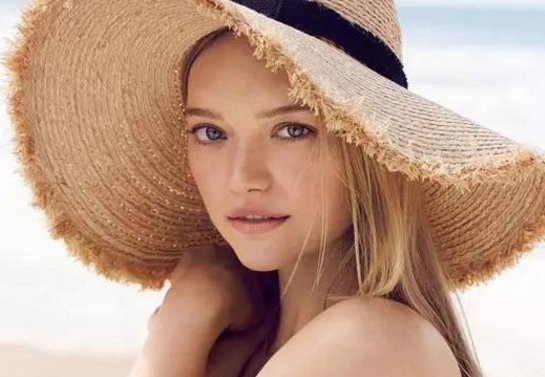 加勒比海盗4美人鱼是谁扮演的呢？