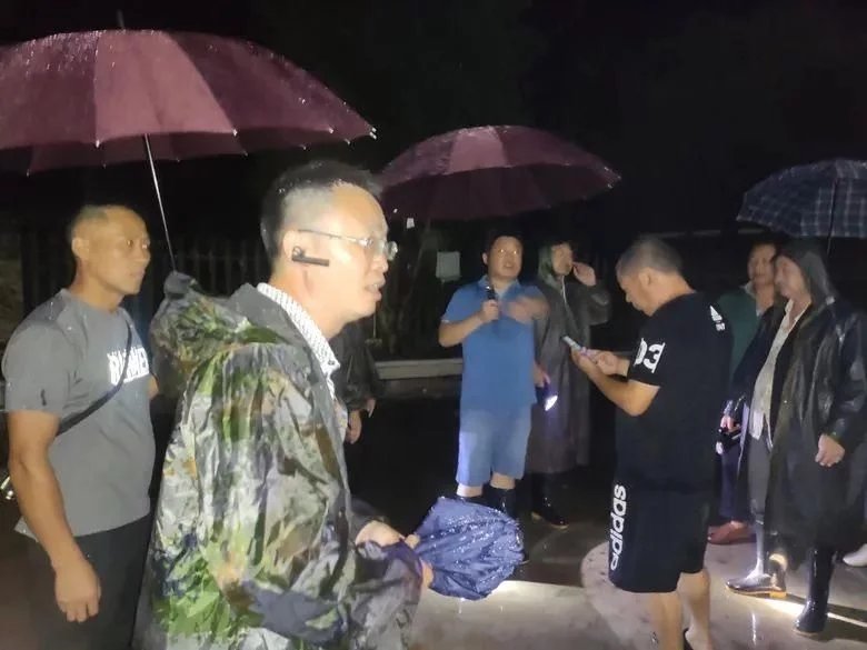 女子发现客厅有裂缝救下21户村民，为什么会这样？