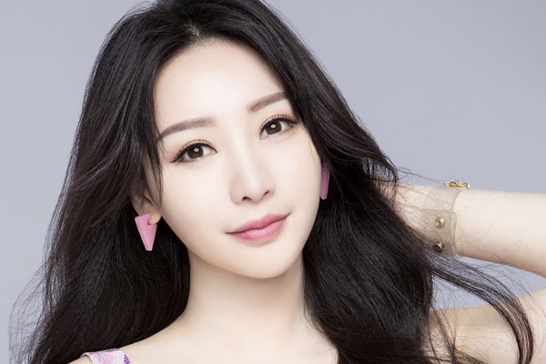 柳岩每天工作12个小时，女友是个拼命三郎好不好？