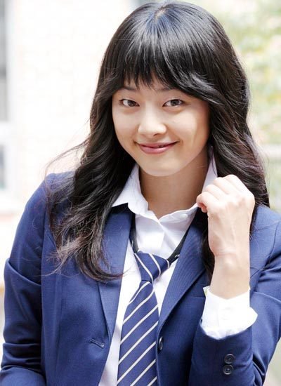 韩国电影《插班师姐》扮演大姐大的女生真名叫什么？