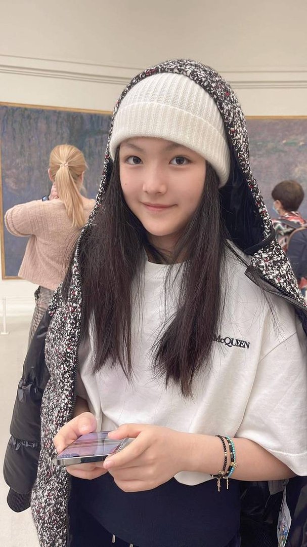 王诗龄巴黎看展，头戴毛线帽长发披肩亭亭玉立，有“大家闺秀”的气质吗？