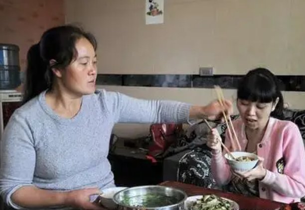 长春一位婆婆没空伺候儿媳妇送上四斤金条，你觉得这样能维系好婆媳关系吗？