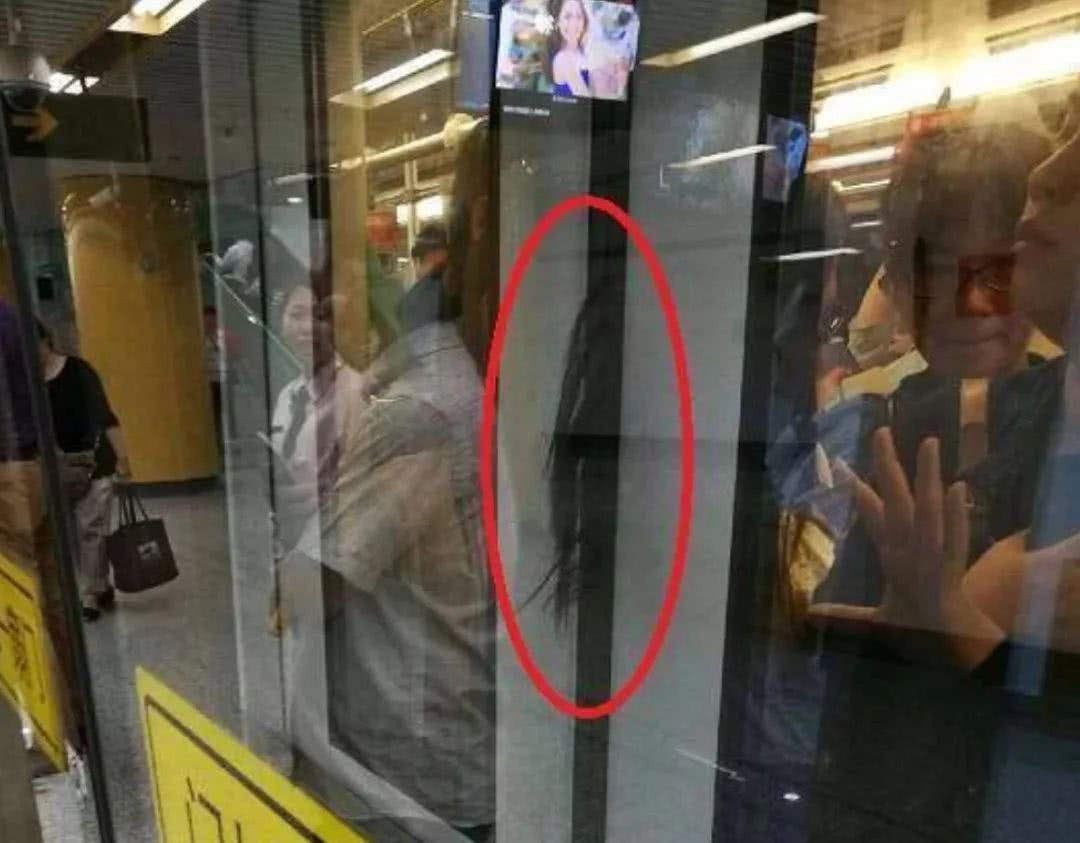 上海一名女子乘坐地铁时头发被门住,遇到这种情况时应该怎么办?