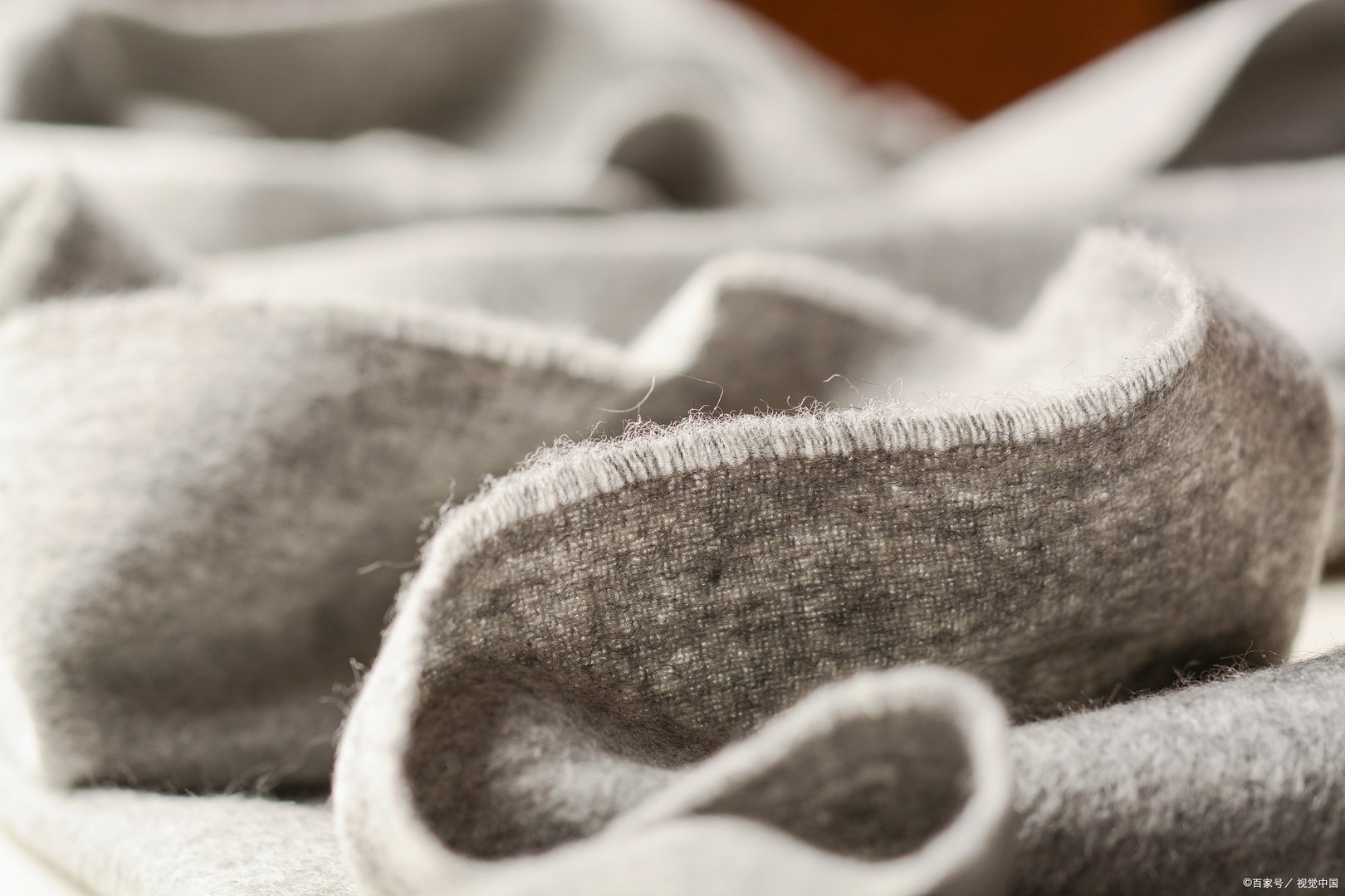 你知道羊毛是如何制成花呢布料的吗？制作过程是怎样的呢？