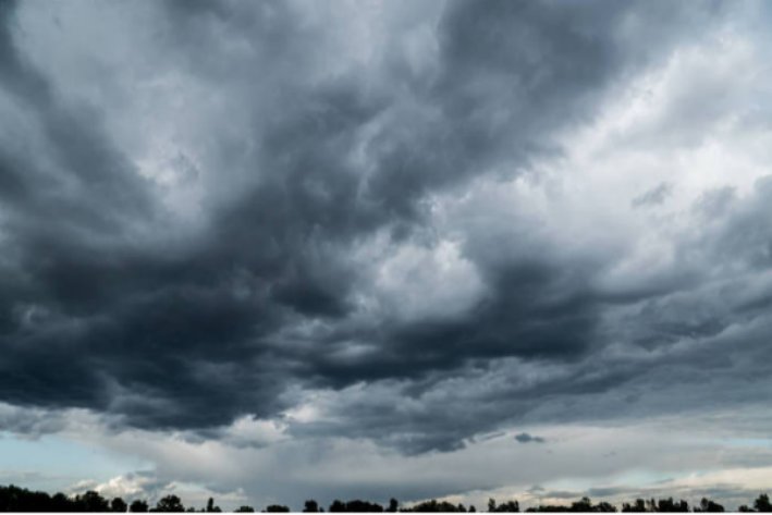 轰隆隆，天空响起了一阵雷声，怎么仿写句子？