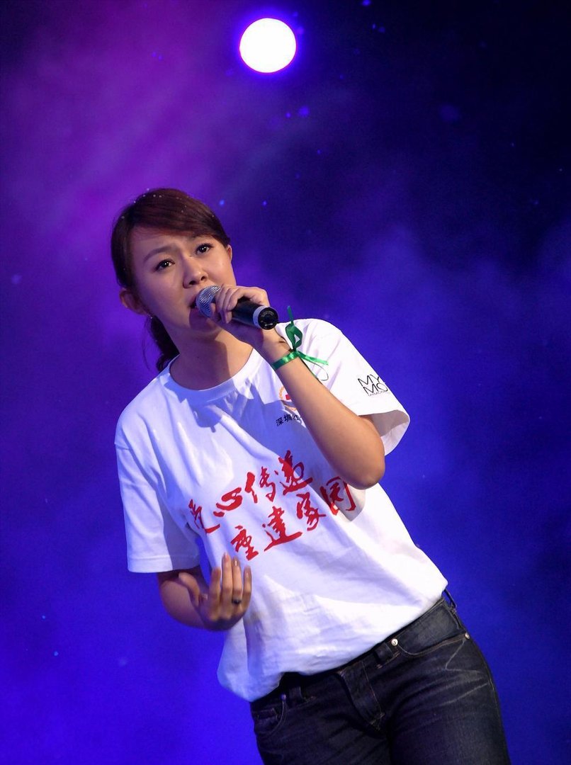 《唱出你的热情，伸出你的双手，让我拥抱着你的梦》，是哪首歌啊？