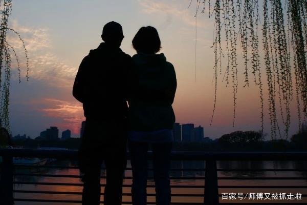 4年前的悬案：夫妻进电梯后消失，22个监控全不见人影，怎么回事？