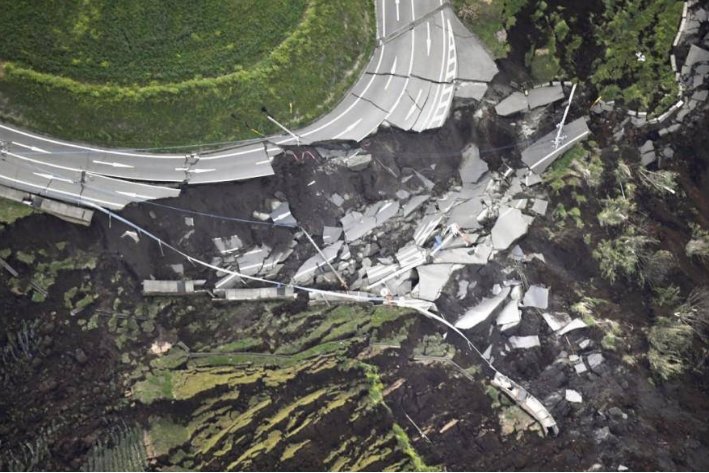 山崩地裂怎么造句?