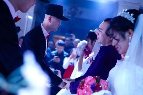 当年双胞胎兄弟娶双胞胎女孩一起结婚迎新娘轰动一时，如今怎样了？