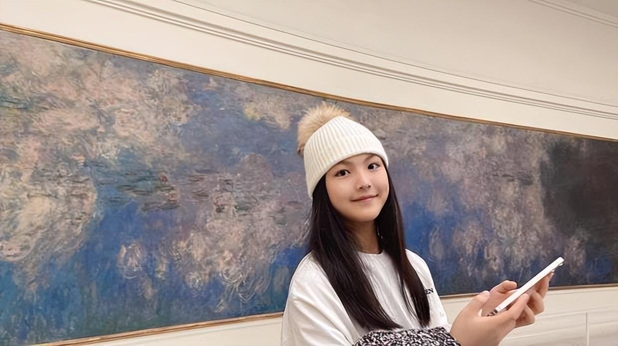 王诗龄巴黎看展，头戴毛线帽长发披肩亭亭玉立，有“大家闺秀”的气质吗？