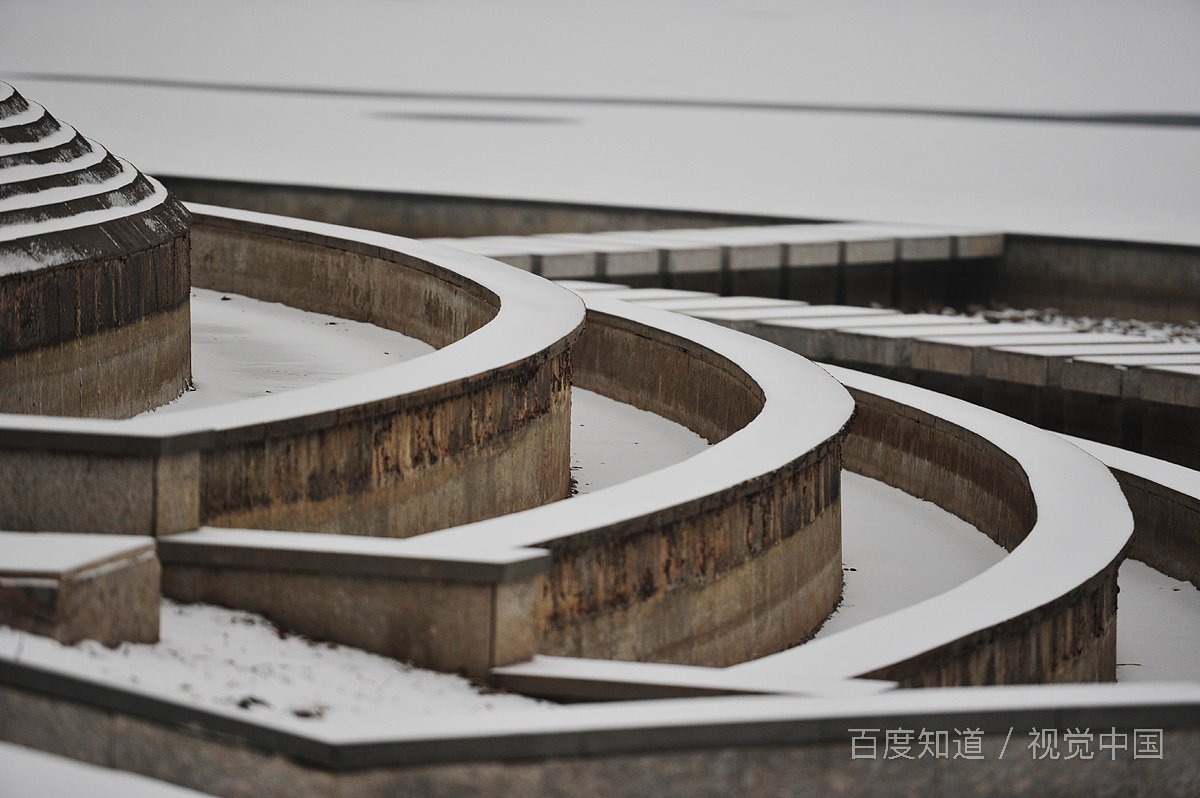 “皑皑瑞雪兆丰年”的上联是什么