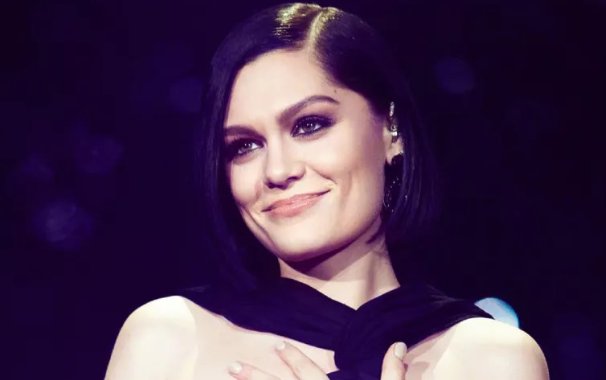 她们都是在24岁担任好声音导师，但只有她成为了冠军导师，为什么呢？